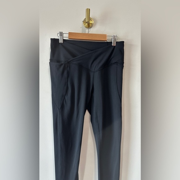 Fabletics Black High-Waisted Exposed Navel V Front Crossover Leggings Size S - Picture 4 of 6